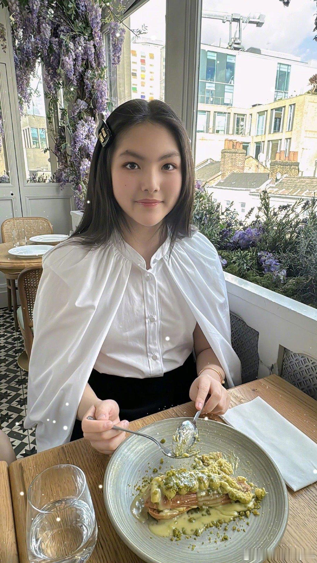 #王诗龄晒与李湘在英国的日常#王诗龄在社交平台上分享了一组与妈妈李湘在英国的温馨