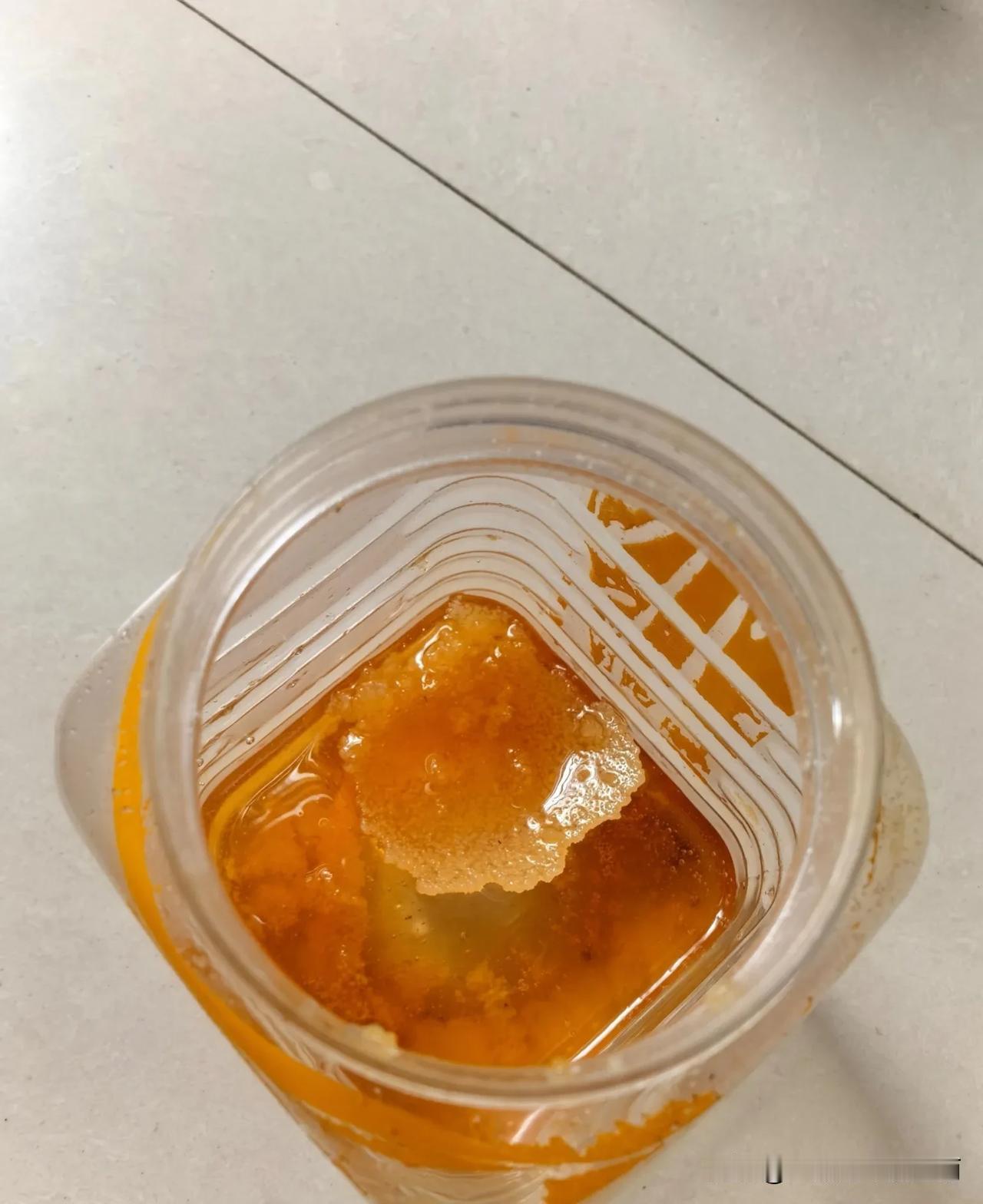 好蜂蜜才结晶啊。

找熟人买的蜂蜜，喝到快见底的时候发现底下有一坨像盐一样颗粒块