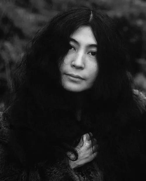 1964年，一日本女人突然下跪说，请求说：“来吧，请剪掉我的衣服，随便哪里都行！
