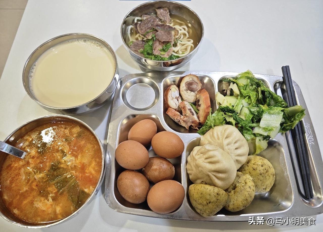 今天早餐吃了6个鸡蛋，一碗面，一碗西红柿鸡蛋汤，吃完早餐特别瞌睡，倒头就睡，睡了