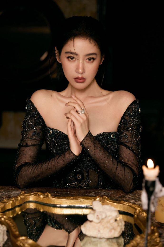 张天爱红唇黑裙造型女王来的张天爱微博之夜造型鲨疯了！！一袭黑色闪钻礼裙，利落背头