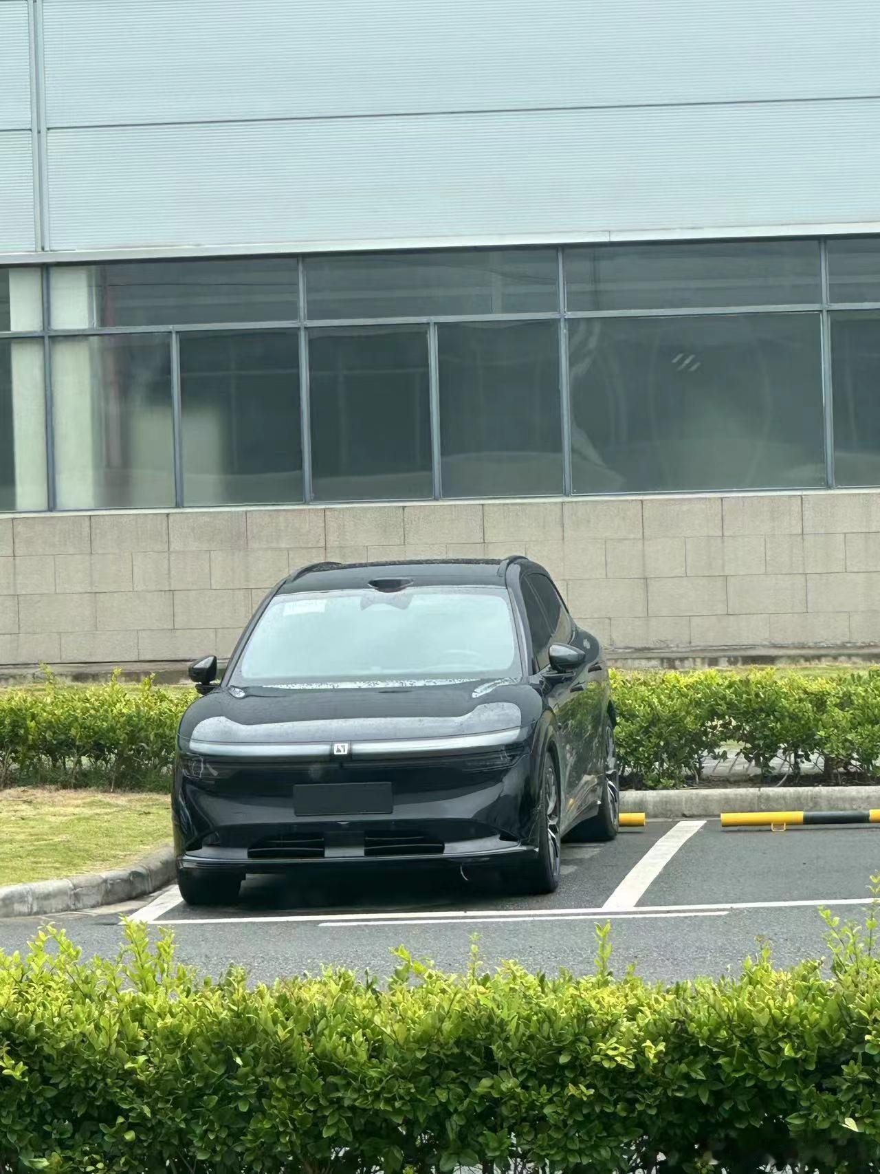 极氪 7X 已经工信部备案，外观应该也不用保密了吧，这个黑色版大家觉得如何？另外