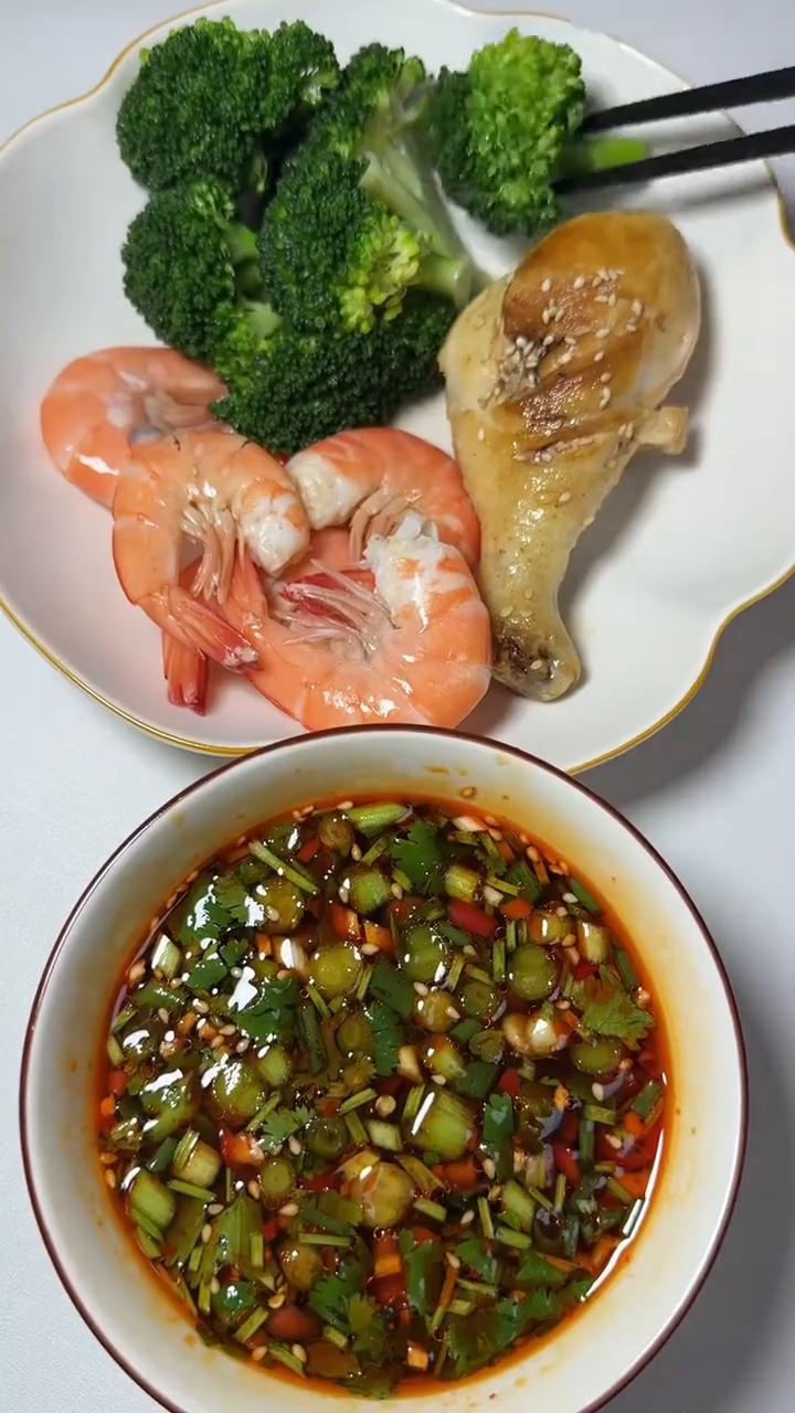 挑战30天掉20斤，一周不重复午餐。
逼自己一个月瘦下来，从明天开始到下个月明天