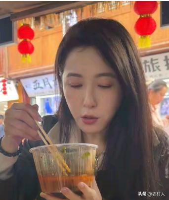 现在明星吃路边摊的现象并不罕见，部分明星将路边摊视为日常饮食的一部分。长期处于聚