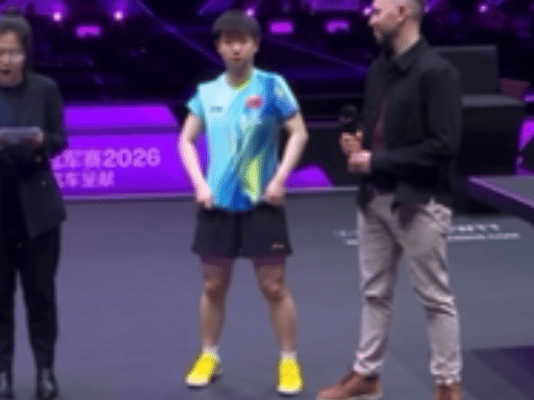 小咪大王握拳拳 