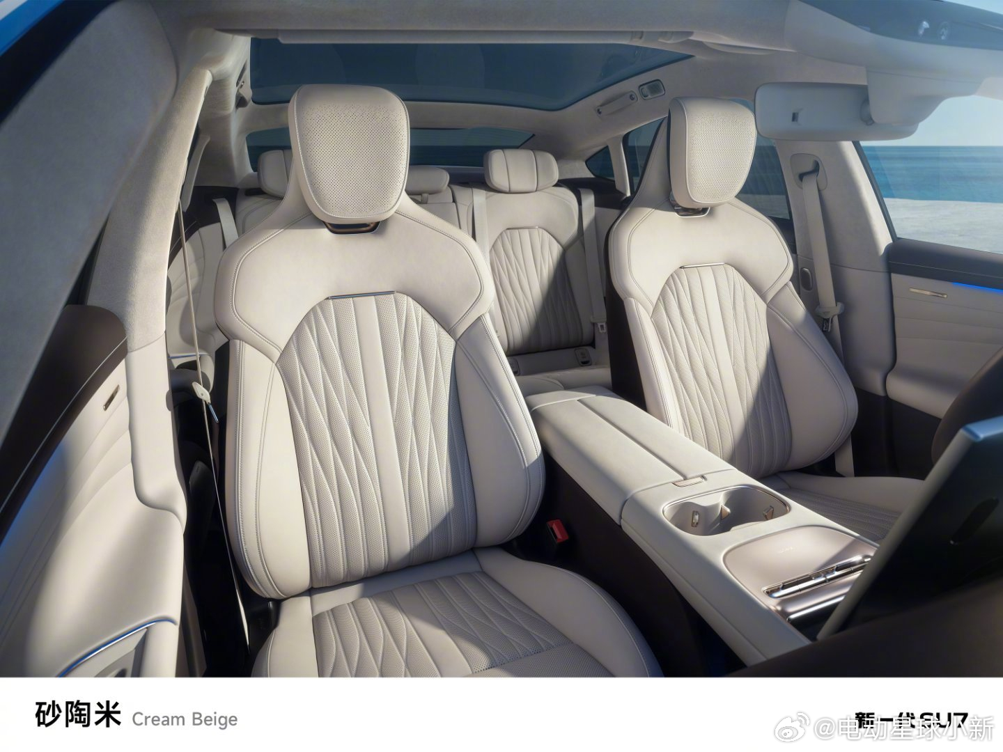 小米汽车新一代 SU7 新内饰色——砂陶米这个颜色还挺好看的，对比初代 SU7，