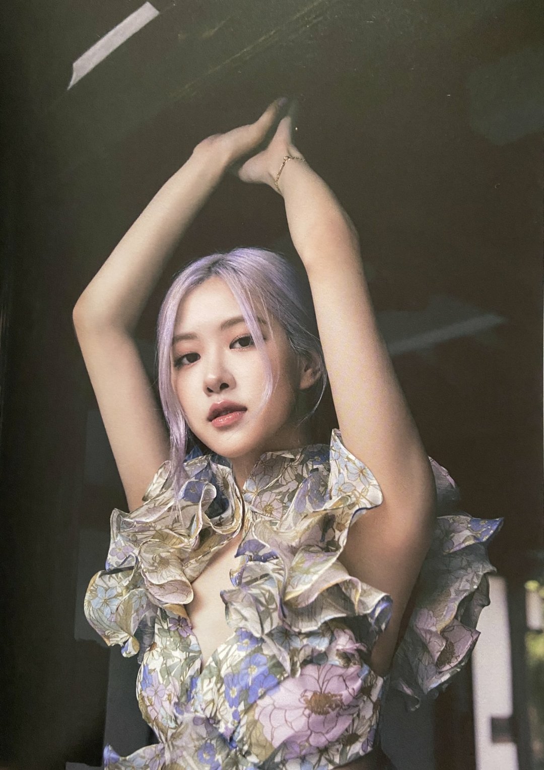 ROSÉ朴彩英壁纸 🌹朴彩英圣罗兰 “泥潭之中成长才能发出最耀眼的力量” "?