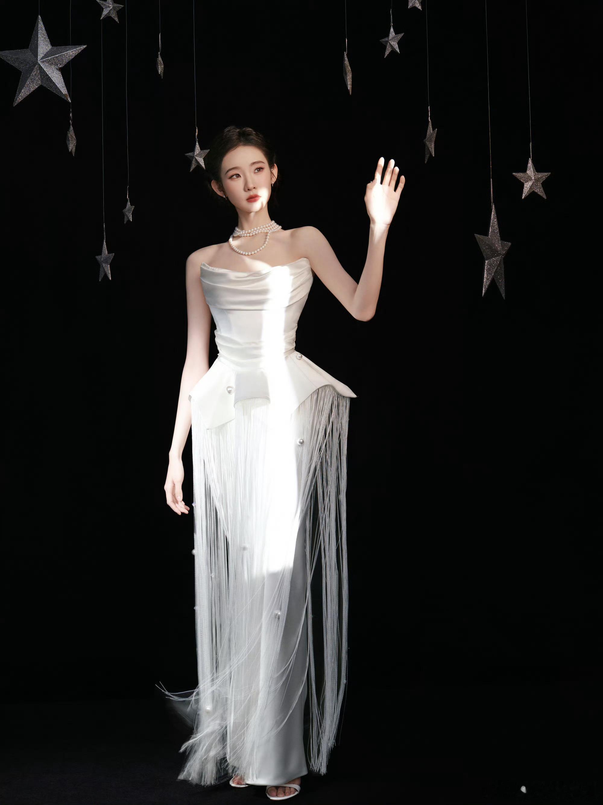 张艺凡大家帮我选一选戴不戴帽子张艺凡珍珠流苏白裙