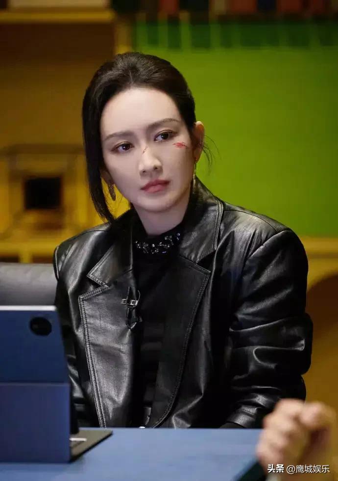 王鸥新照飒爽与柔弱并存，擦伤妆下展现多面魅力！近日，王鸥一组风格多变的写真曝光，