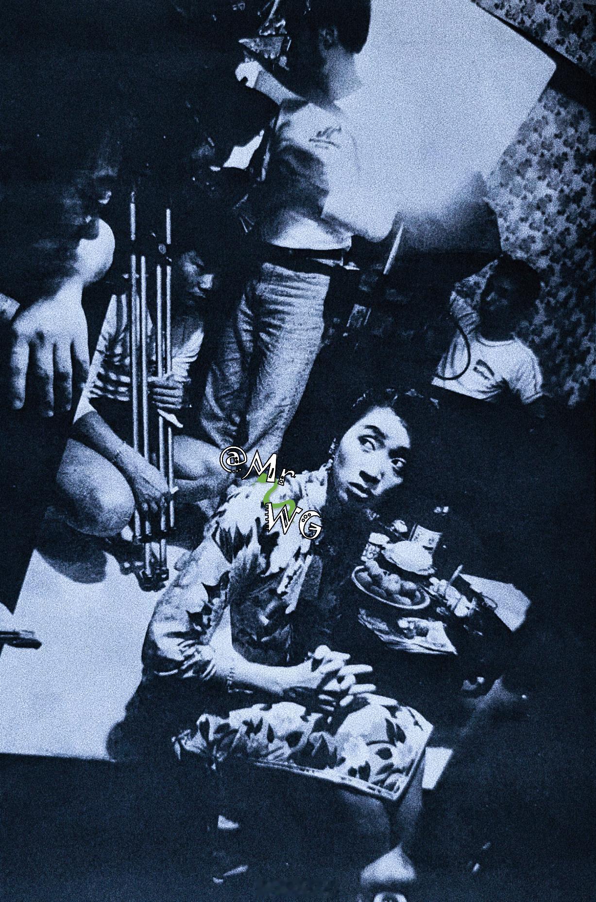 梅艳芳搭乘花絮去幕后 身穿旗袍的梅艳芳梅艳芳 ，闪烁萌萌的大眼睛，等待剧组人员打