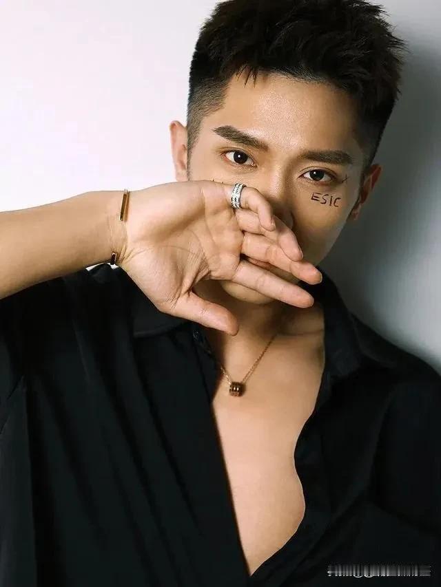 同事身高1米84，1994年出生，月薪1万，长得有点像王俊凯。家里给他介绍了好几