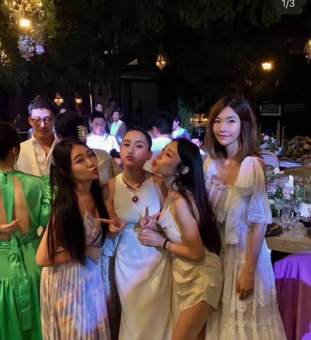 何超莲的闺蜜太猛了！在婚礼祝福时竟然发文说，窦骁的那个部位很大。当时很多人只是哈