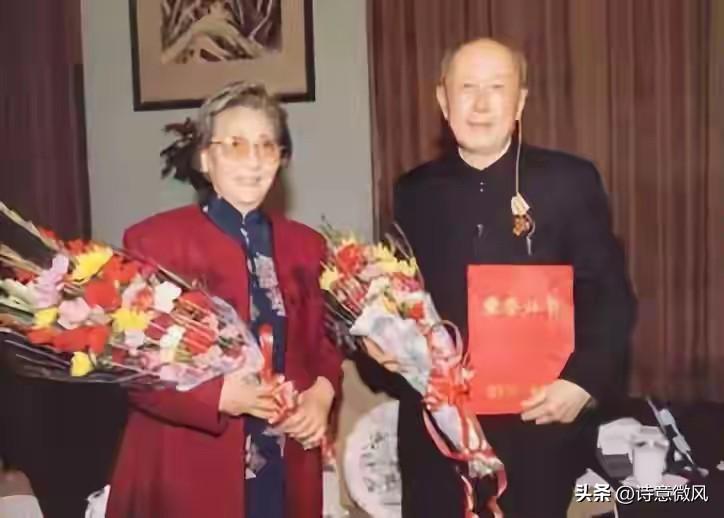 1985年，美国主动递勋章求和解，钱学森撂下一句话，终身没有赴美。
 
这份美国