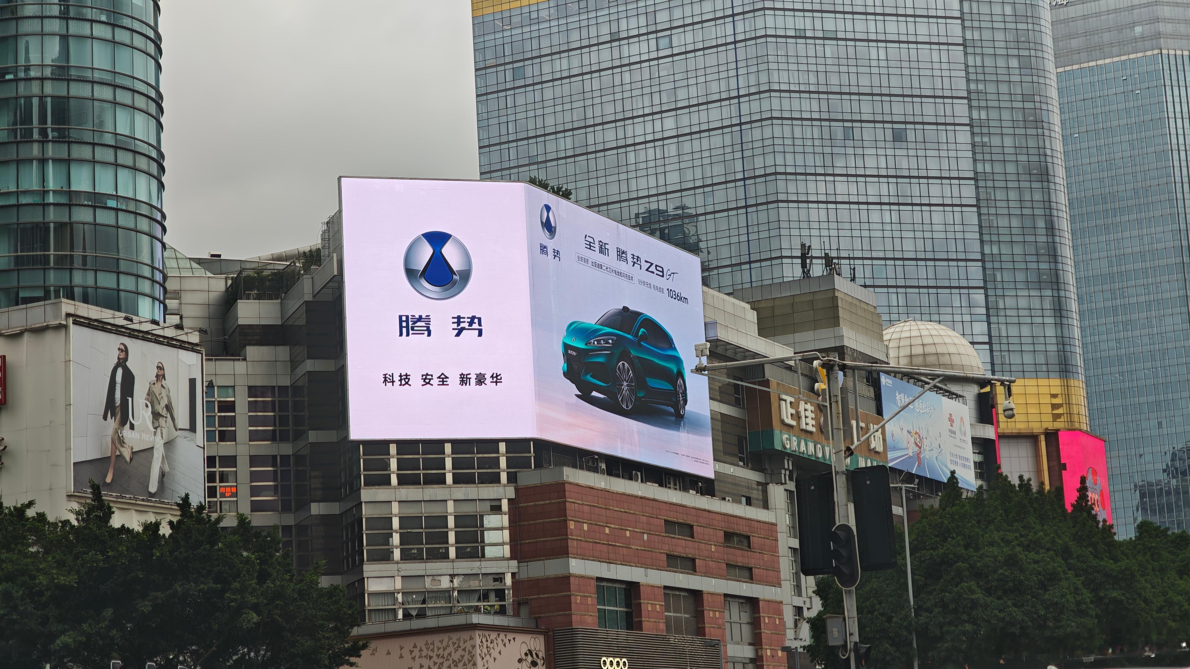 开车路过天河城我发现这个这个广告牌真的是好划算因为过这个路口红绿灯，你是必等的等