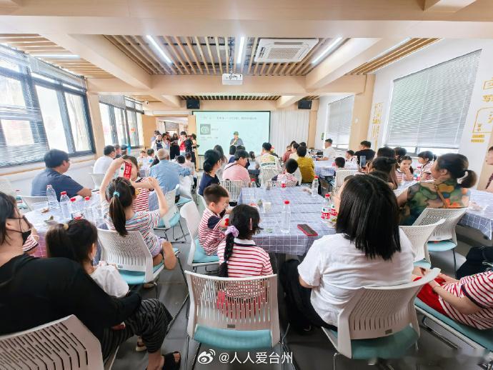 台州三门家味菜谱让银龄从被爱者变传灯人 近日，台州三门。海游街道龙山社区“奶奶菜