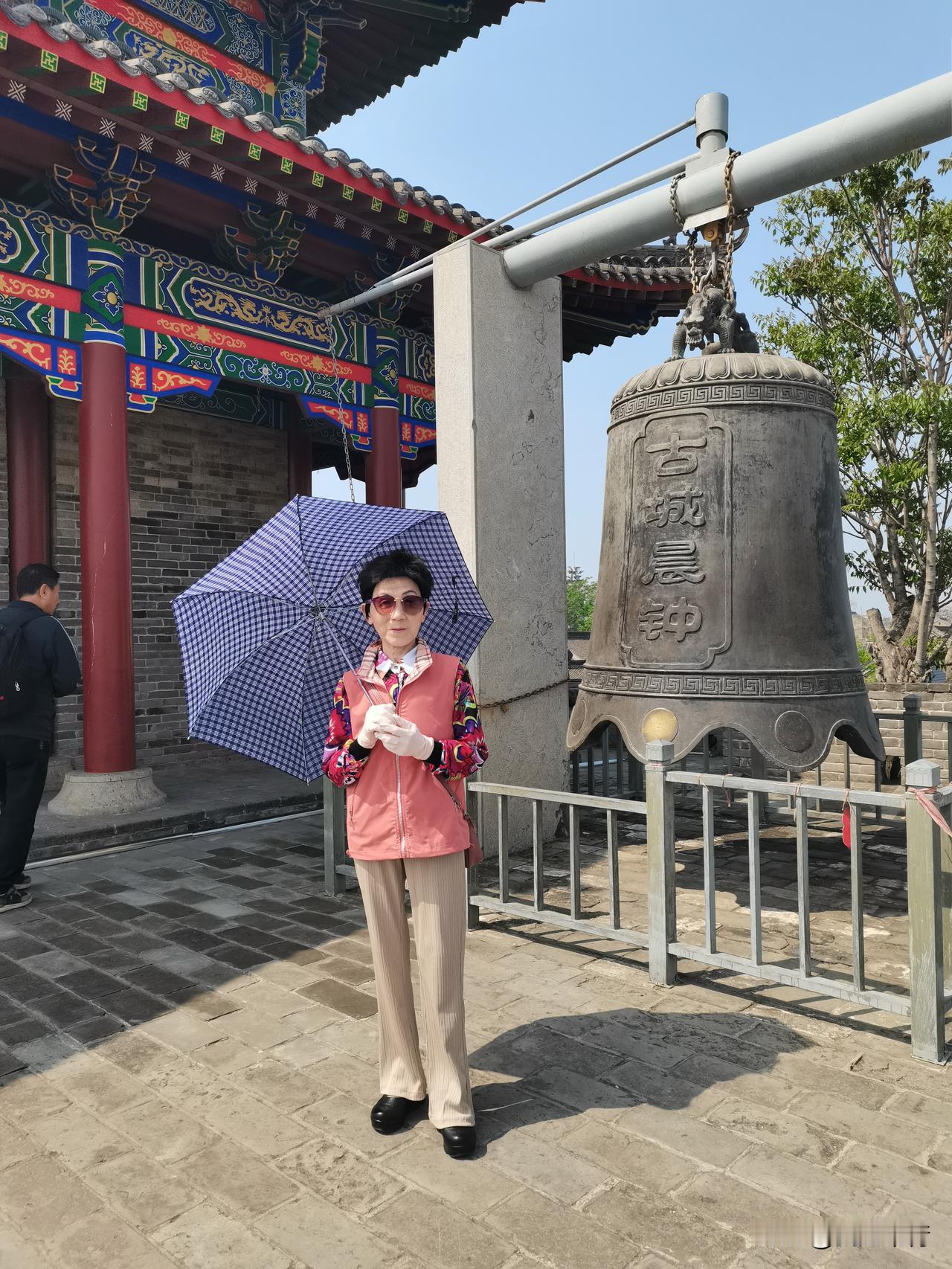 邯郸广府古城晨钟静立着，像藏了好多旧时光的故事。我撑着伞站在这儿，阳光晒得人暖乎
