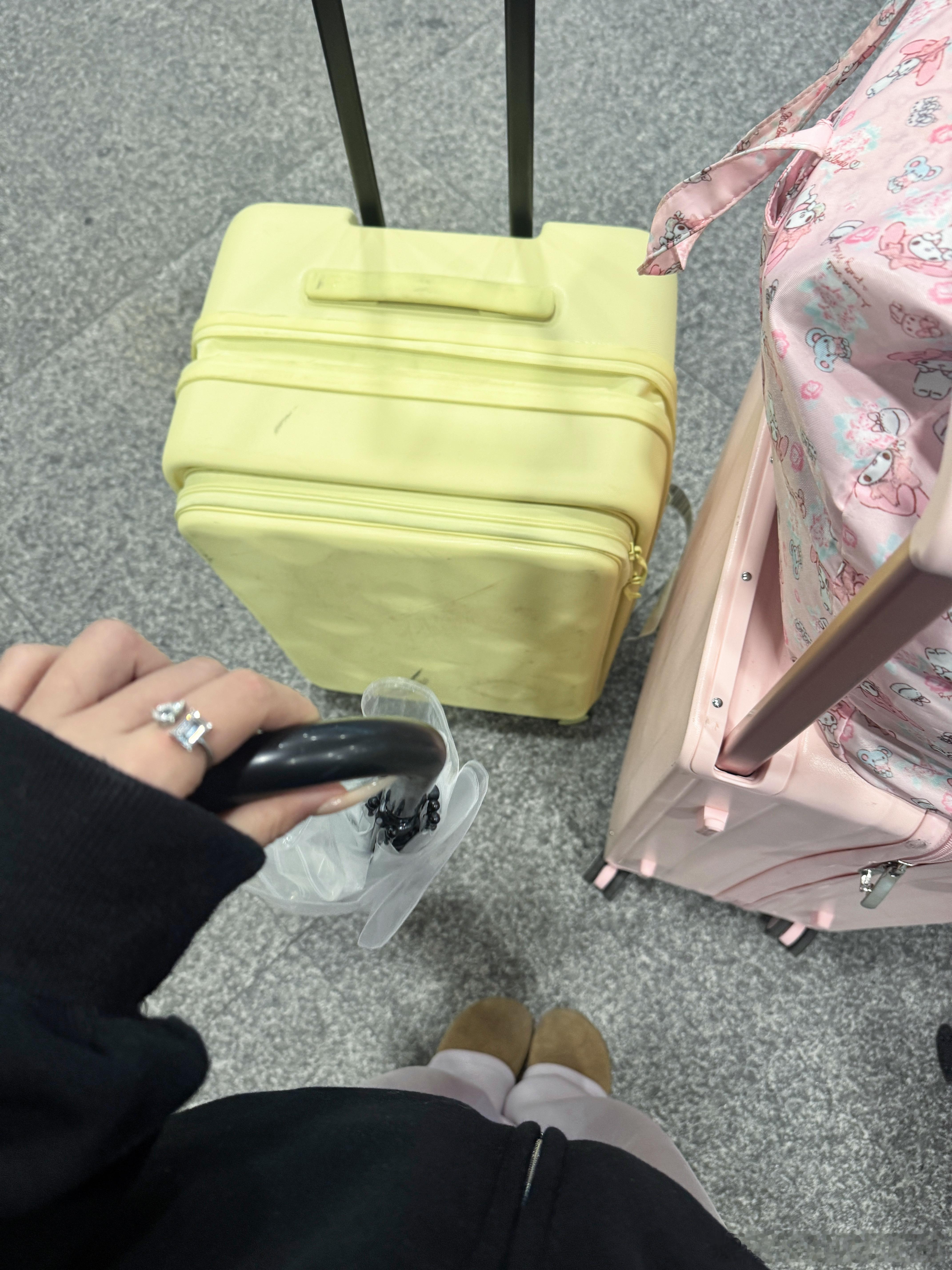 顺利下机！我们家俩子涵也是塞得满满的去的时候干干净净回来都变小花脸了[来]等明天