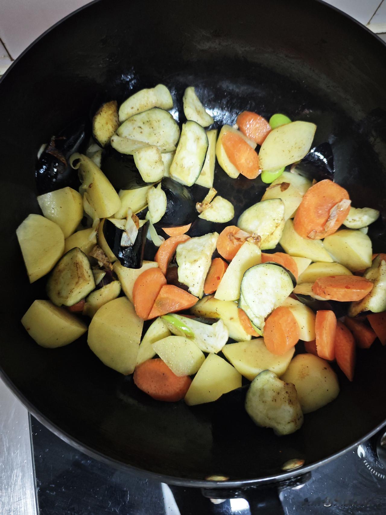 今天是隔壁老王回老家第8天我还是第一次给自己做个菜。

冰箱里一个茄子都买了一个