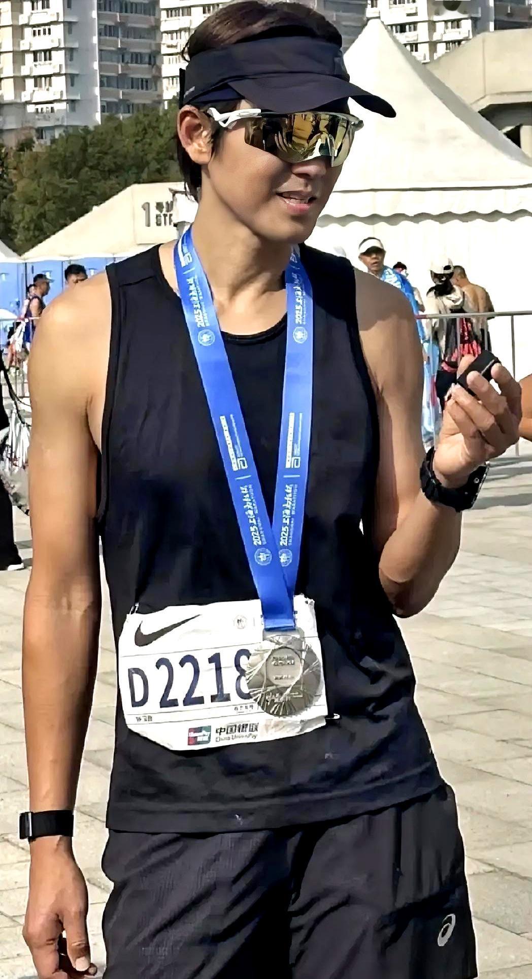 51岁的钟汉良大家不要羡慕！
 

他51岁还能在上海马拉松跑完42公里，甚至把