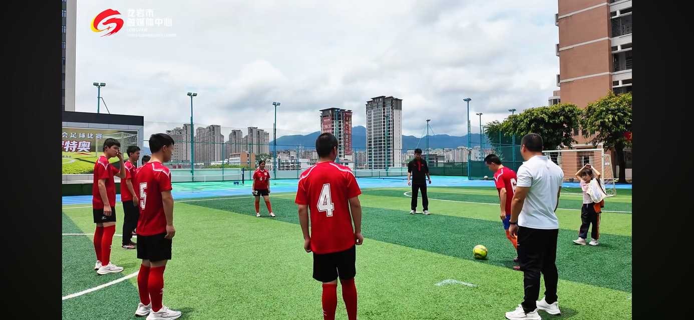 希望大家都能给中国盲人足球队的10号小孩哥、17岁的袁/子/棋加油，如果有时间和