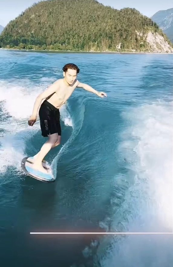 一人一张运动员反差神图单板王者苏翊鸣的反差感拉满！赛场上披荆斩棘，生活里把妈妈当