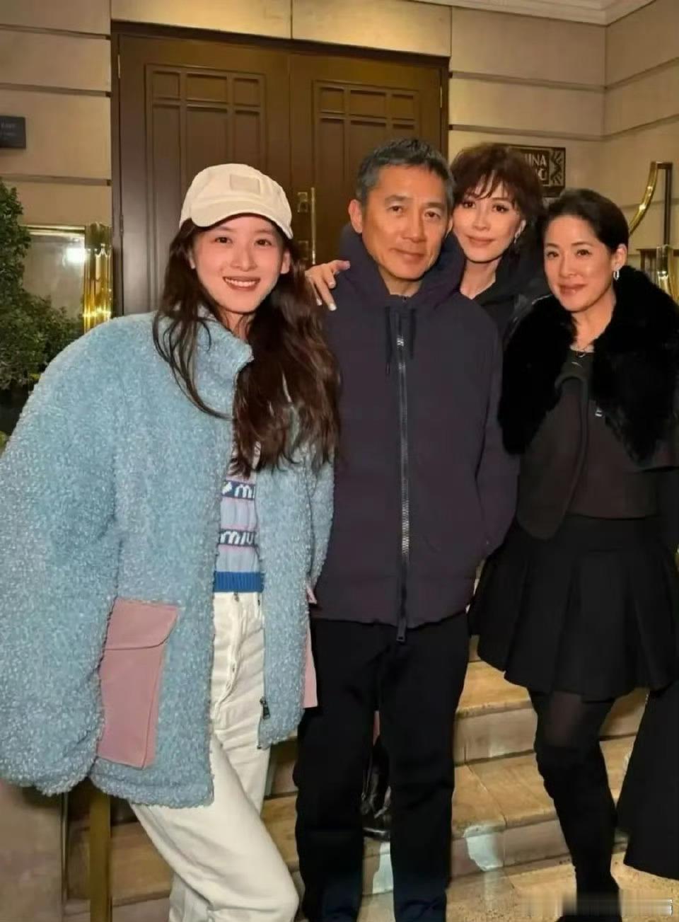大家有没有发现，10年前，章泽天跟刘强东一起的照片，就是小姑娘爱上霸道总裁。10