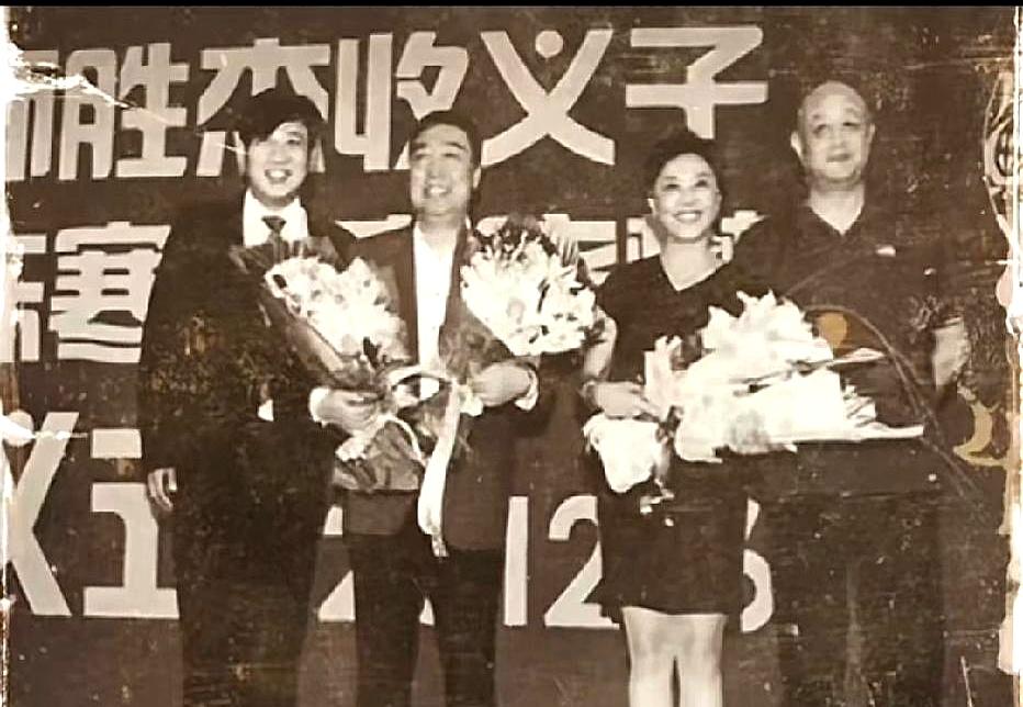 你们见过相差才4岁的父子吗？
相声名家师胜杰和义子陈寒柏这事儿，当年那张拜师照里