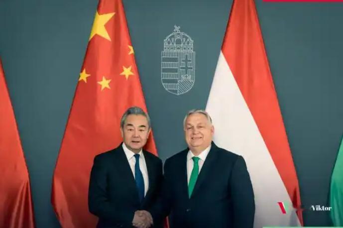 匈牙利总理欧尔班今天写道：“很高兴会见王毅外长。匈牙利将继续加强与中国的伙伴关系