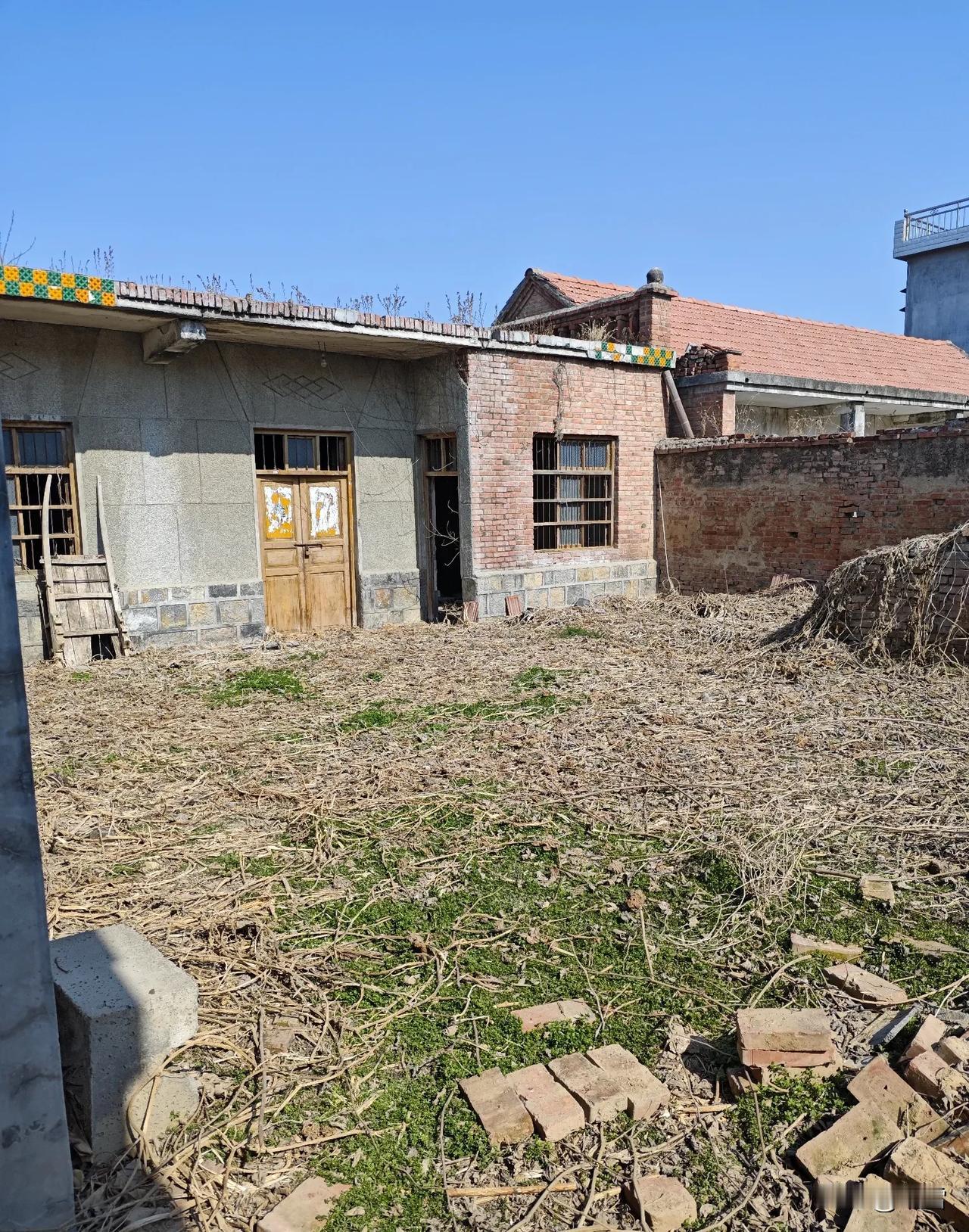 今天去看那曾经住了13年的老房子。

因为一直有地方住，

这栋平房便静静搁置了