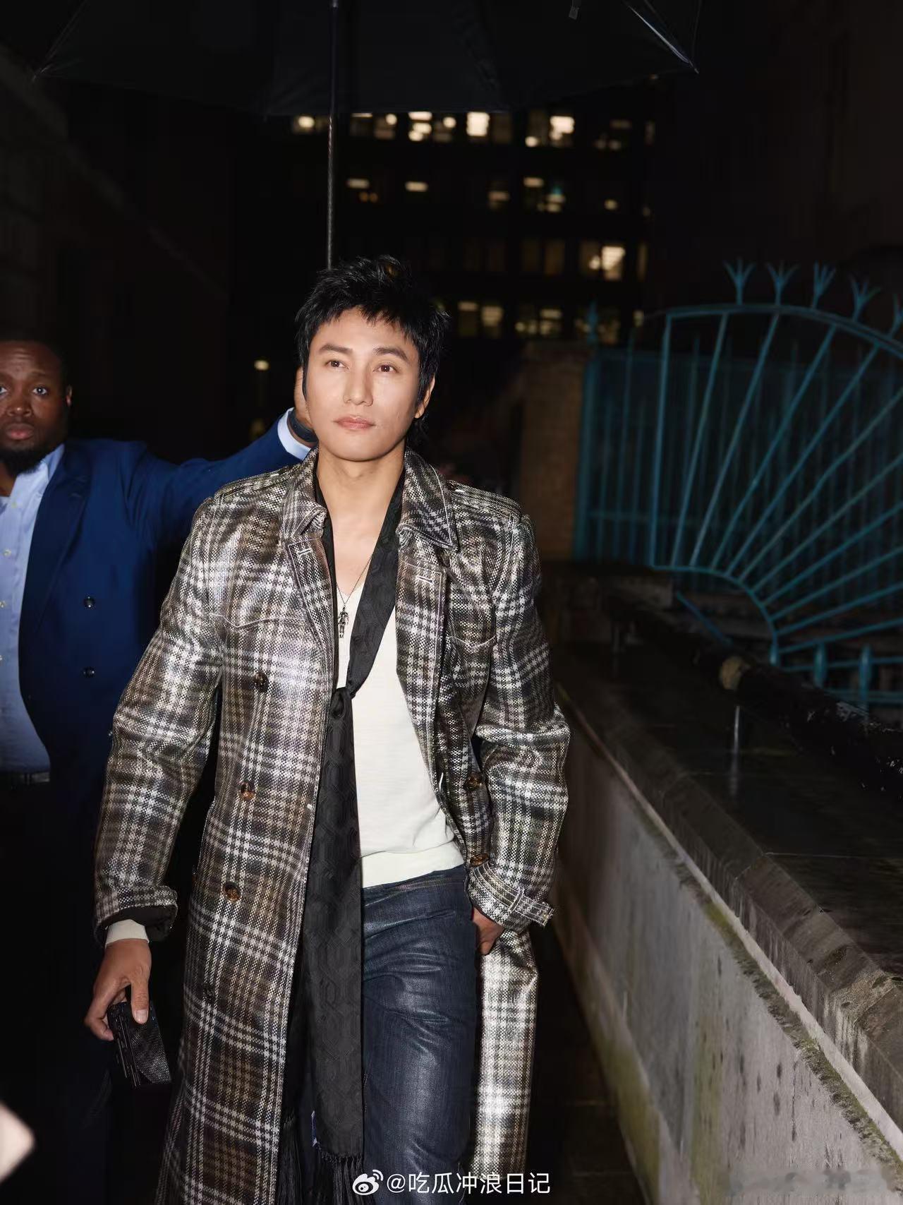 陈坤也有撑伞神图了 陈坤真的越成熟越有魅力，这组撑伞图把英伦格调拿捏得死死的，不