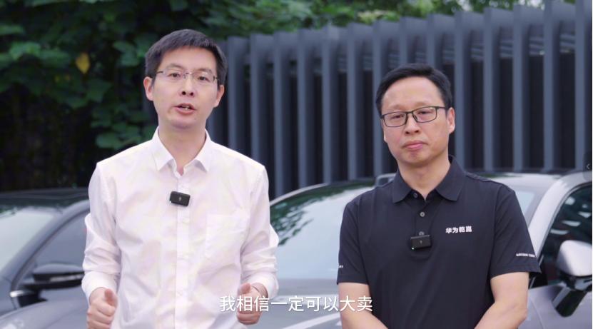 没有花哨的功能演示，就是最朴素的实路测试，反而最见功底。视频里，靳玉志就带着王兴