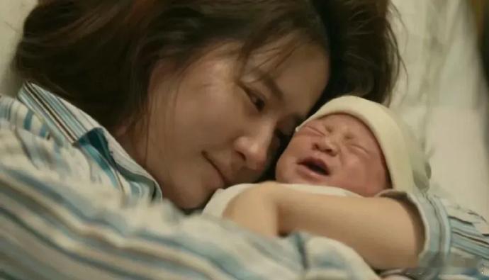 《玫瑰的故事》中小 baby 仅 20 天大，剧组于产房外苦等许久，才寻得这愿意