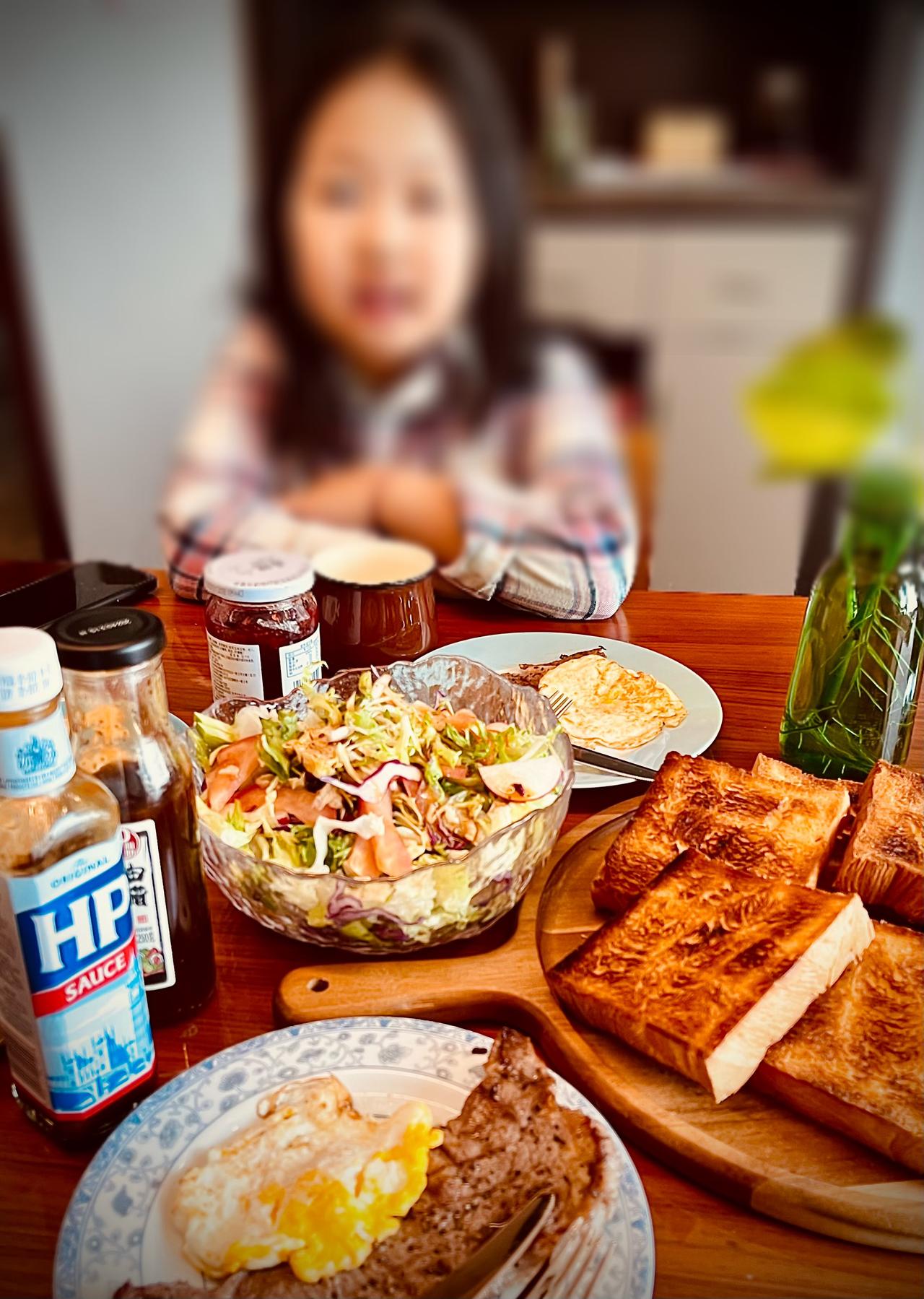 大吐司烤焦了点，不过不影响吃，抹上黄油更香。俺闺女还有加抹果酱，太甜了俺不敢吃。