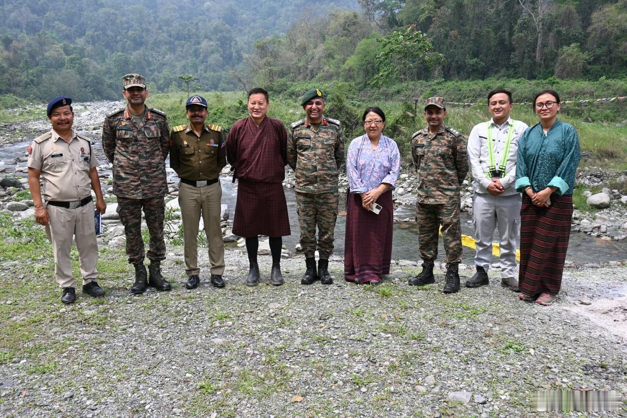 不丹交通部长与印度第19边境筑路特遣部队司令一起视察印军在不丹东部正在进行的道路