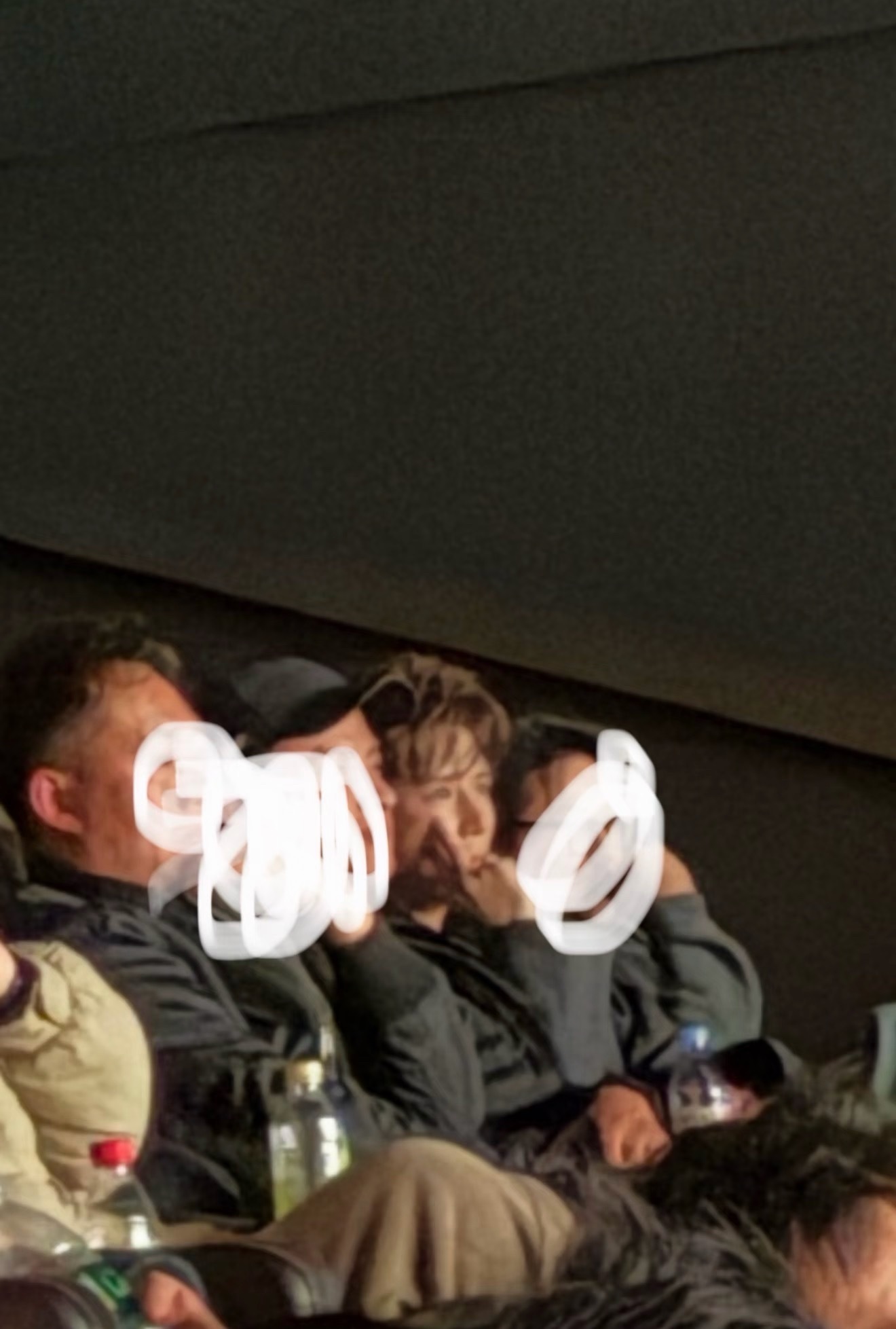 偶遇王安宇看飞驰人生3电影院偶遇王安宇看《飞驰人生3》了，老王哥一脸专注，这么糊