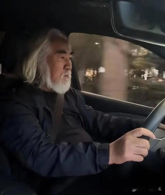 给孩子做榜样！明星发生交通事故不是第一次，处理这么敞亮的不算多。

74岁导演张
