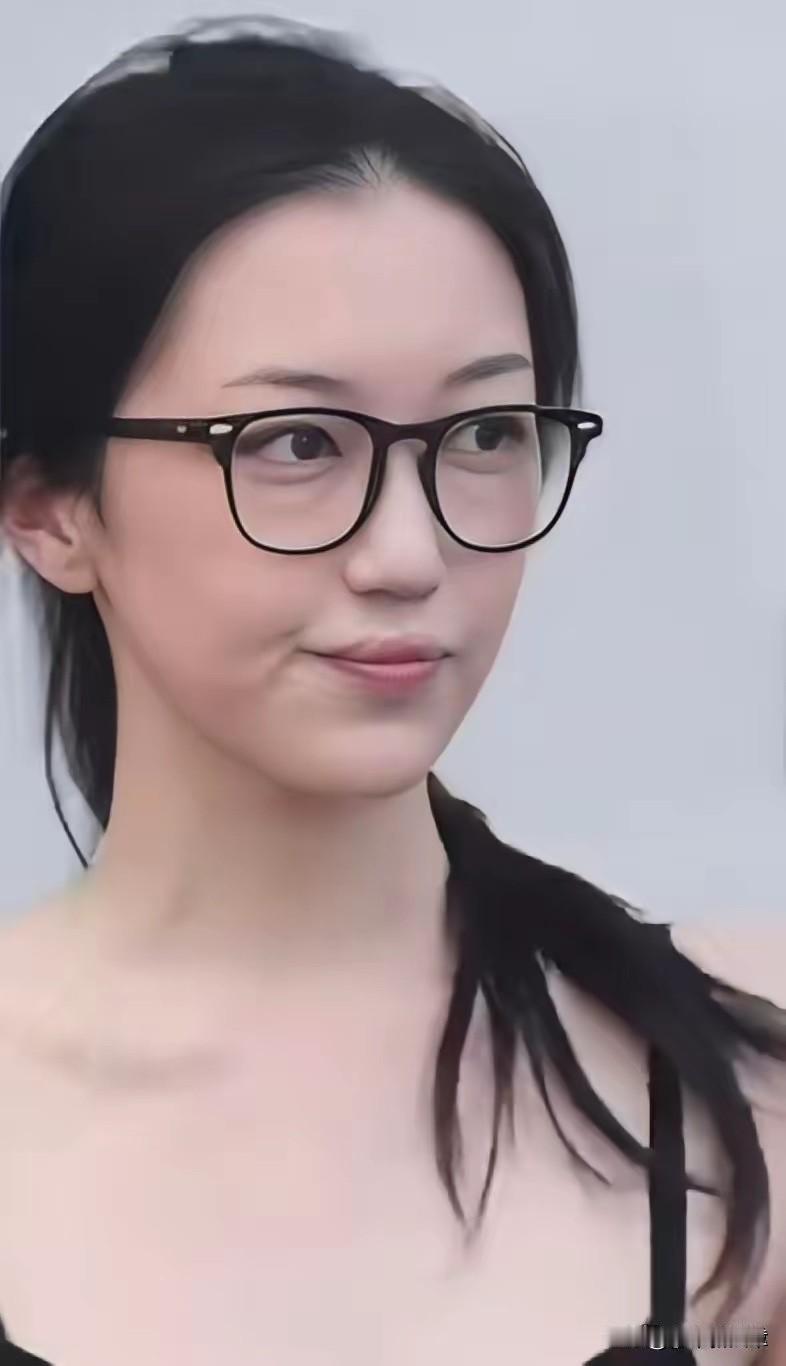 说白了，李嫣嘴唇有没有伤痕已经不重要了，不是因为她钱这辈子都花不完，是因为李嫣的