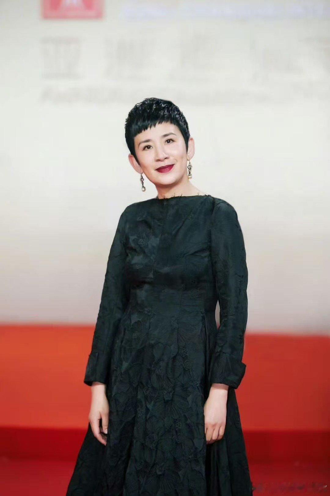 吴君如墨镜一戴气场全开花儿与少年 酷酷的外表之下藏着有趣鲜活的灵魂，已经狠狠期待