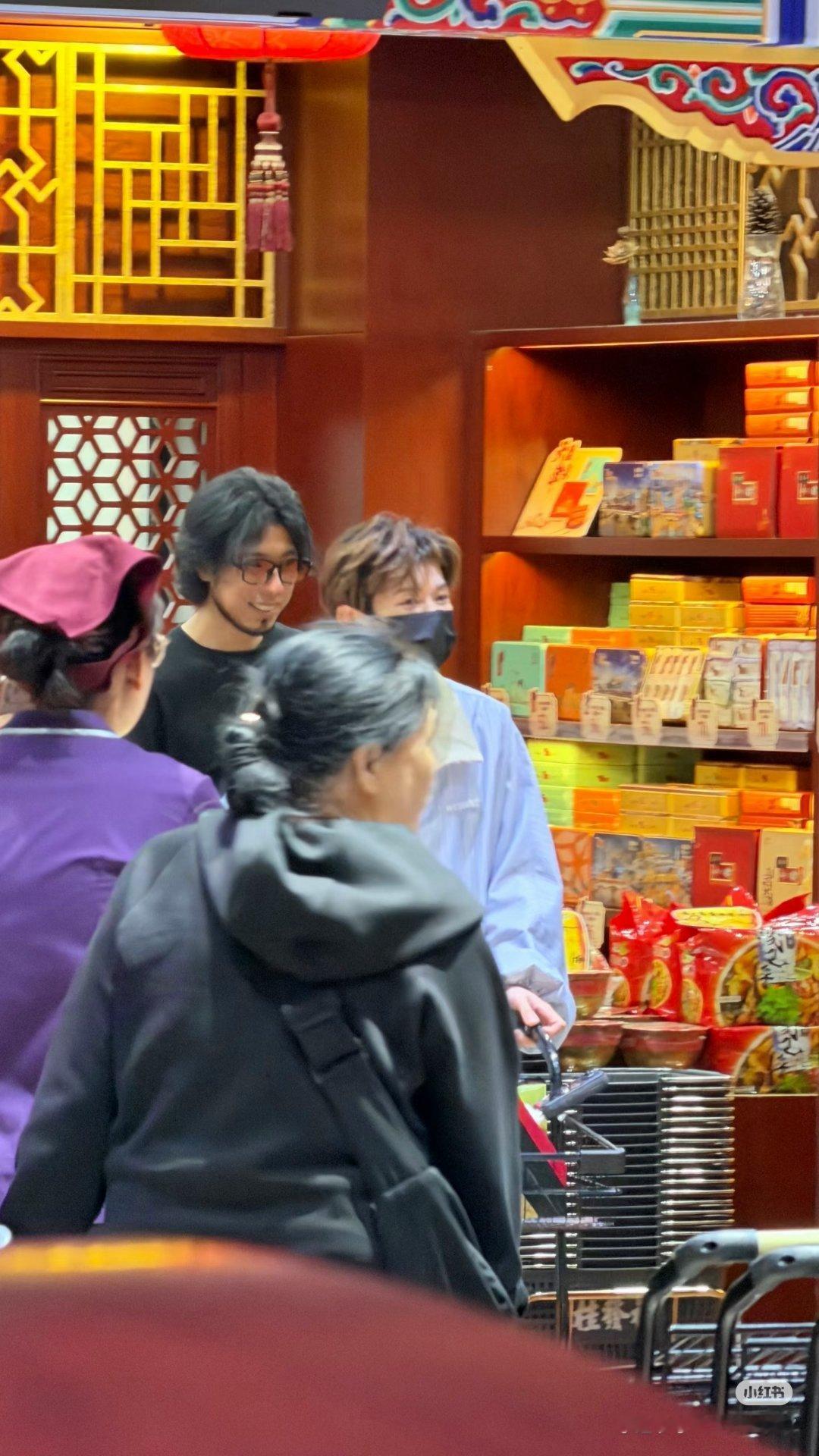 天津偶遇王源逛街 给我一个在现场看王源的机会？不能偶遇总该让我抢到票吧 