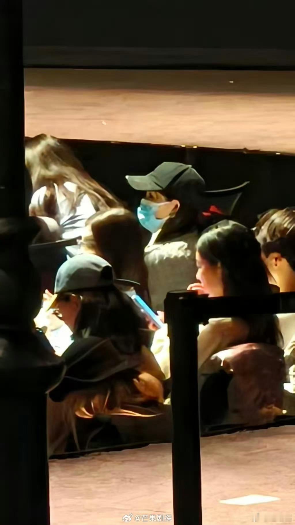 偶遇陈昊宇去看倪妮话剧陈昊宇去看倪妮话剧演出了 女孩子之间的感情好好 