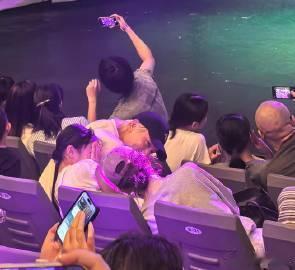 Lucky被戚薇李承铉甜到捂眼睛2026 年 8 月 6 日的首尔演出现场，戚薇