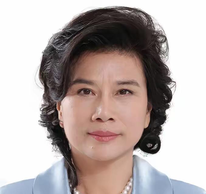 主持人问董明珠:“像你这么有财富有地位的人，亲戚朋友多吗？”董明珠说:“我没有亲