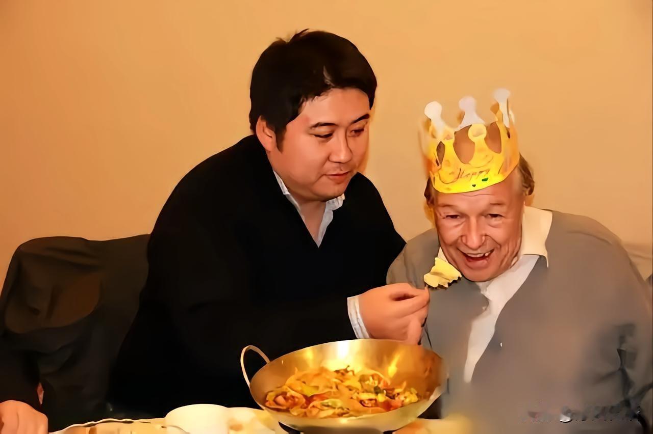 老少恋真正有感情的不多，能够成为几十年交往的好朋友真是麟毛凤角。只有遇到合适的人