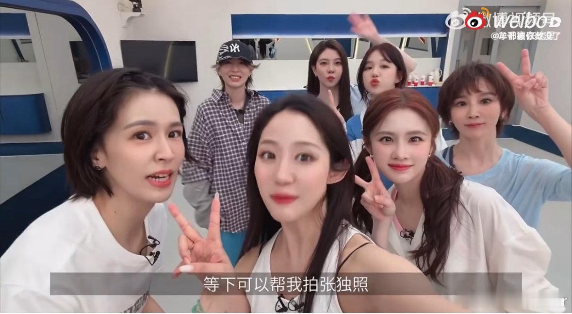 曾沛慈见到李斯丹妮秒变小迷妹妥妥的大型粉丝线下追星现场，曾沛慈全程满眼笑意，止不