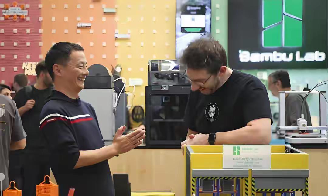 2025年11月回头看，拓竹只用了四年时间，就完成了从零到全球第一的跨越。
在深