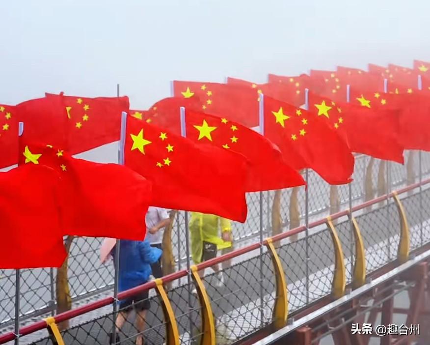 壮观！五星红旗照亮神仙居山谷，国庆专属氛围感直接拉满！
当一面面五星红旗在群山之