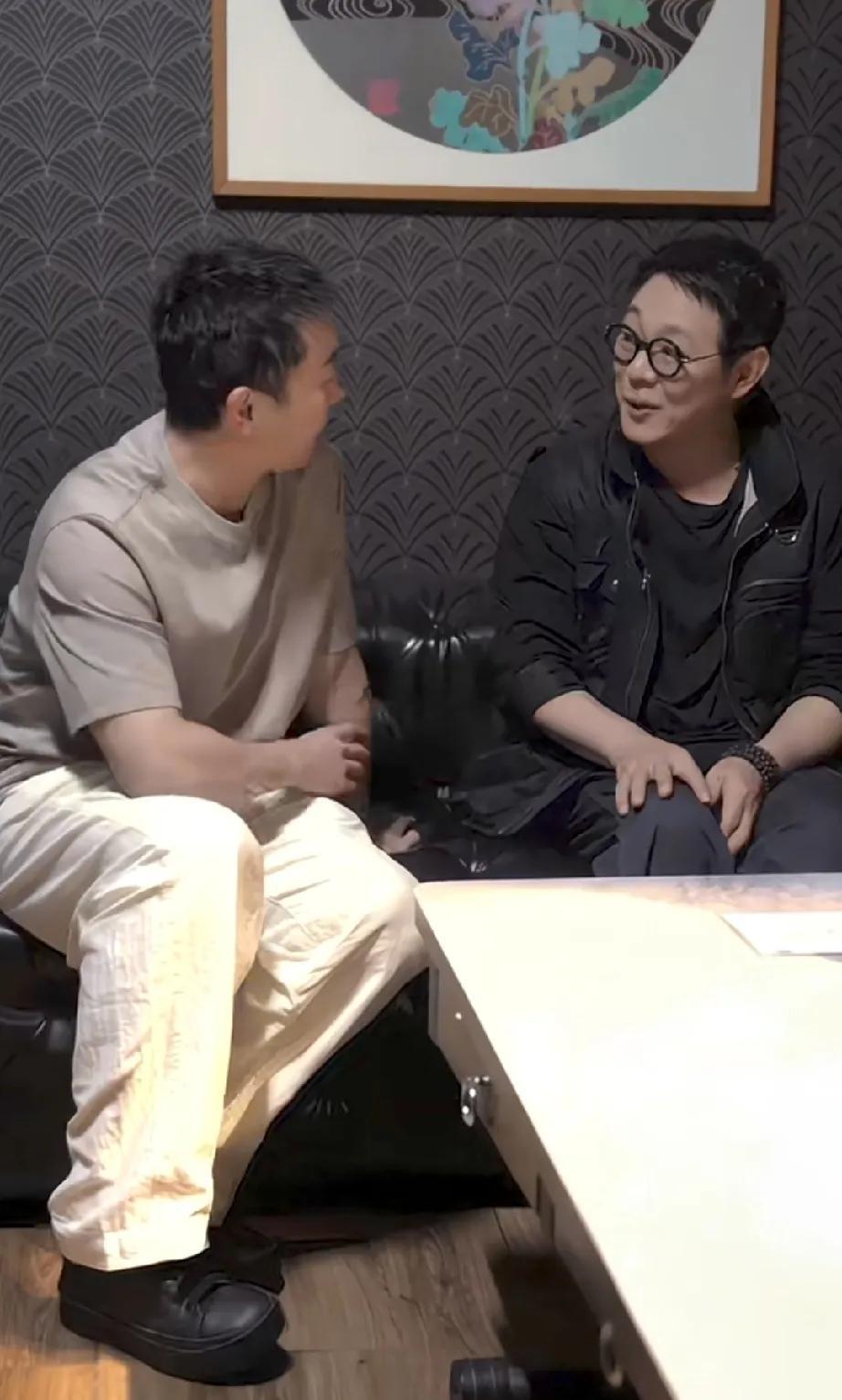李连杰谢苗于荣光小聚，仿佛要开武林大会谢苗和李连杰坐在一块真的有几分父子相，导演