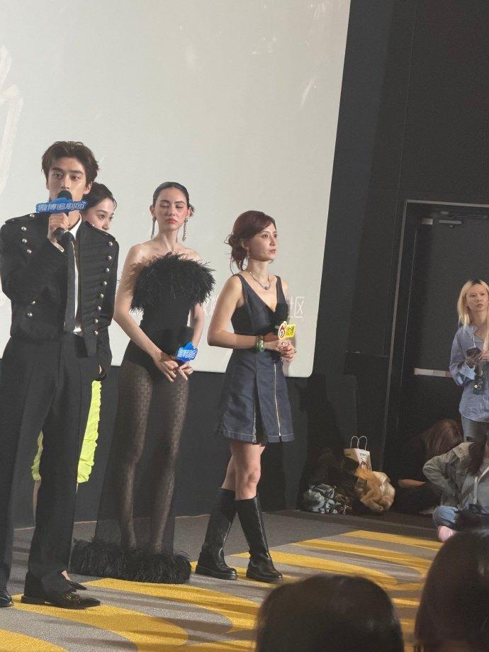 C位给主演张萌站一边 谁懂啊！张萌站在合影最边上的样子，真的太像我们身边的知心大