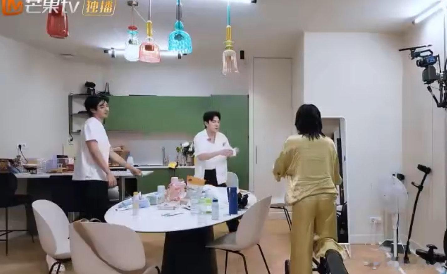 李佳琦[超话]李佳琦睡前给尚雯婕倒牛奶救命！刷到李佳琦给尚雯婕倒牛奶，这温柔真的