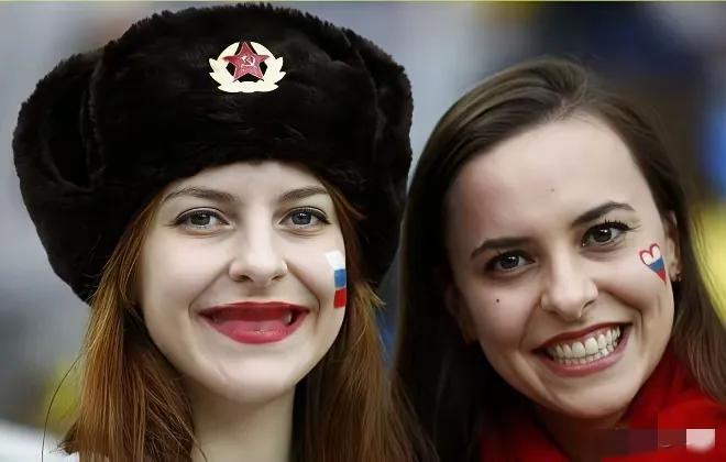 “战区免签、肾区免签”的说法脑洞大开，暗含对国际局势的调侃。关于去俄罗斯娶高挑美